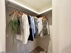 ウォークインクローゼット【藤和上北沢ホームズ】収納力豊富なウォークインクローゼットで、バッグや小物類も片付きます