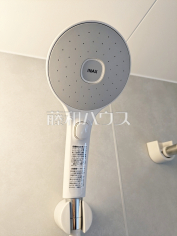 スイッチ付シャワーヘッド　【調布市西つつじケ丘１丁目】 浴室のシャワーは手元で止水ができるスイッチ付シャワーヘッドにより、さらに節水効果がアップします。 