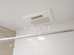 1号棟　浴室換気乾燥機　【富士見市水谷東１丁目】浴室換気乾燥機は梅雨の時期等、なかなか乾かない洗濯物を干すのに役立ちます！

