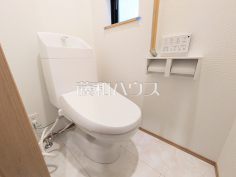 A号棟　温水洗浄機能付きトイレ　【稲城市押立】
温水洗浄機能付きトイレで清潔にご使用いただけます。　