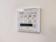 24時間換気システム 24時間換気システムにより、花粉・PM2.5などの微小粒子物質の侵入を防ぎ、快適な室内を保ちます