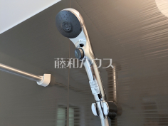 2号棟　スイッチ付シャワーヘッド　【日野市日野本町３丁目】浴室のシャワーは手元で止水ができるスイッチ付シャワーヘッドにより、さらに節水効果がアップします。