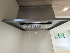 2号棟　レンジフード　【日野市日野本町３丁目】お手入れのしやすいレンジフードは見た目もスッキリしていて、料理時の油煙やニオイを効率的に外に出せます。