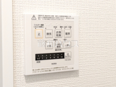 3号棟　浴室乾燥機リモコン　【練馬区平和台３丁目】雨の日でも洗濯物が乾かせる浴室換気乾燥機。換気・乾燥・暖房・涼風機能と1台多役の優れものです！