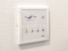 3号棟　ブースターファン（換気扇）リモコン　　【練馬区平和台３丁目】ブースターファンのコントロールパネル   住宅の換気システムを制御するパネル。風量を段階的に調整でき、室内の通風を良好に保ちます。