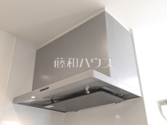 3号棟　レンジフード　【練馬区平和台３丁目】お手入れのしやすいレンジフードは見た目もスッキリしていて、料理時の油煙やニオイを効率的に外に出せます。