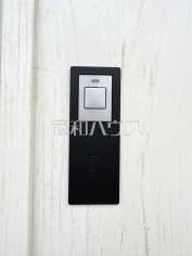 1号棟　玄関カードキーカードキーは、手軽に使えるだけでなく、合鍵を作りづらいので防犯性が高いです。　