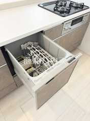 1号棟　家事の時間を短縮するエコな食洗機 
まとめ洗いができ、乾燥まで行ってくれる食器洗い乾燥機で食事の後片付けが楽になります。