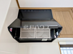 レンジフード　【新座市栗原６丁目】お手入れのしやすいレンジフードは見た目もスッキリしていて、料理時の油煙やニオイを効率的に外に出せます。