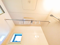 浴室乾燥機(浴室内上部)雨の日の強い味方！浴室換気乾燥機付きユニットバスで洗濯物が乾かせます。 
