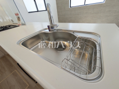 1号棟　浄水器一体型水栓【調布市緑ケ丘１丁目】いつでもおいしいお水が飲める浄水器一体型水栓も完備　