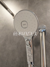 1号棟　スイッチ付シャワーヘッド　【調布市緑ケ丘１丁目】 浴室のシャワーは手元で止水ができるスイッチ付シャワーヘッドにより、さらに節水効果がアップします。 