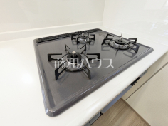 3口ガラストップコンロ　フラットな表面で汚れも拭きとりやすく、お掃除が簡単な3口ガラストップコンロ　