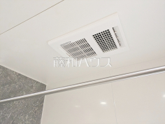 浴室換気乾燥機　【富士見市渡戸１丁目】雨の日の強い味方！浴室換気乾燥機付きユニットバスで洗濯物が乾かせます。
