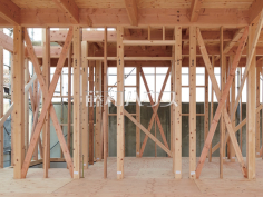 【高耐震木構造】筋交いの入った耐久壁をバランスよく配置して施工します。