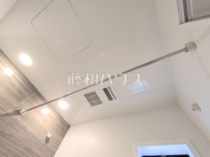 浴室換気乾燥　【西東京市中町５丁目】換気機能によってバスルーム内のカビの発生を抑制できます。夜間や雨天時の洗濯物の乾燥に便利な乾燥機能も装備。