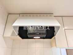 レンジフード　【コスモステージひばりヶ丘アミュージア】お手入れのしやすいレンジフードは見た目もスッキリしていて、料理時の油煙やニオイを効率的に外に出せます。