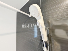 1号棟 スイッチ付シャワーヘッド 【名古屋市北区喜惣治2丁目】浴室のシャワーは手元で止水ができるスイッチ付シャワーヘッドにより、さらに節水効果がアップします。 1号棟 スイッチ付シャワーヘッド 【名古屋市北区喜惣治2丁目】浴室のシャワーは手元で止水ができるスイッチ付シャワーヘッドにより、さらに節水効果がアップします。