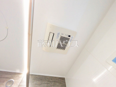 浴室乾燥機(浴室内上部)雨の日の強い味方！浴室換気乾燥機付きユニットバスで洗濯物が乾かせます。 
