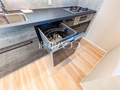 食器洗浄乾燥機 ビルトイン食洗機を標準完備し、家事時間が短縮できます。 