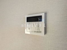 浴室給湯リモコン追焚き機能付きなので、生活時間の違う家族に便利です。 