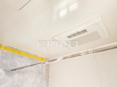 浴室乾燥機(浴室内上部)　【小平市鈴木町１丁目】雨の日の強い味方！浴室換気乾燥機付きユニットバスで洗濯物が乾かせます。 
