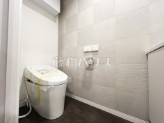 温水洗浄機能付きトイレ【ジェイシティ千歳烏山】温水洗浄機能付きトイレで清潔にご使用いただけます。　