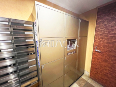 宅配ボックス　【ジェイシティ千歳烏山】 宅配ボックス付きなので、安心して荷物を受け取ることができます。 