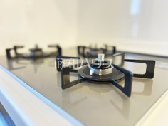 キッチンコンロ　【ジェイシティ千歳烏山】 フラットな表面で汚れも拭きとりやすく、お掃除が簡単な3口ガラストップコンロ 