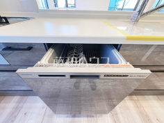 食洗機　【ジェイシティ千歳烏山】まとめ洗いができ、乾燥まで行ってくれる食器洗い乾燥機で食事の後片付けが楽になります。