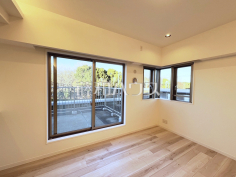 全居室フローリング　【ジェイシティ千歳烏山】木目が美しいウッディなフローリングの居室は、穏やかで心安らぐ空間となるでしょう。 