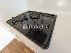 コンロ・グリル　【ライオンズステーションプラザ千歳烏山】フラットな表面で汚れも拭きとりやすく、お掃除が簡単な3口ガラストップコンロ