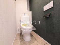 温水洗浄機能付きトイレ　【ライオンズステーションプラザ千歳烏山】温水洗浄機能付きトイレで清潔にご使用いただけます。　