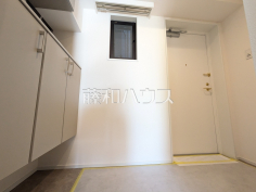 玄関窓【ライオンズステーションプラザ千歳烏山】湿気や臭いがこもりがちな玄関に窓を設けることによって換気が楽になります。