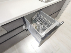 食器洗浄乾燥機　【三鷹市中原４丁目】ビルトイン食洗機は毎日の家事を軽減させてくれます。またワークトップも広々使え機能性も向上します。　