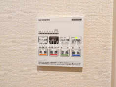 24時間換気システム 24時間換気システムにより、花粉・PM2.5などの微小粒子物質の侵入を防ぎ、快適な室内を保ちます。