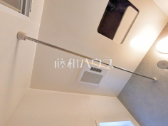 24時間換気システム 24時間換気システムにより、花粉・PM2.5などの微小粒子物質の侵入を防ぎ、快適な室内を保ちます