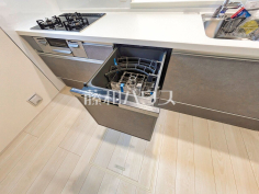 食器洗浄乾燥機 ビルトイン食洗機は毎日の家事を軽減させてくれます。またワークトップも広々使え機能性も向上します。 