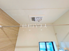 浴室乾燥機(浴室内上部)雨の日の強い味方！浴室換気乾燥機付きユニットバスで洗濯物が乾かせます。 
