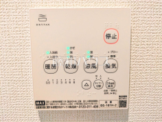 24時間換気システム 24時間換気システムにより、花粉・PM2.5などの微小粒子物質の侵入を防ぎ、快適な室内を保ちます。