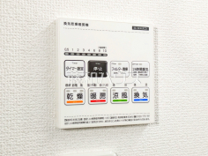 浴室乾燥機リモコン　【昭島市上川原町３丁目】浴室には暖房機能を備えているので、冬の寒い時期には入浴前に予備暖房をすることで急激な温度変化によるヒートショックの防止にも役立ちます。