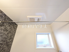 2号棟　浴室乾燥機　【日野市日野本町５丁目】浴室換気乾燥機は梅雨の時期等、なかなか乾かない洗濯物を干すのに役立ちます！