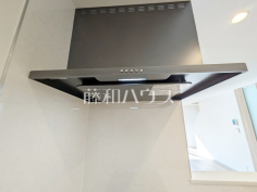 2号棟　レンジフード　【日野市日野本町５丁目】お手入れのしやすいレンジフードは見た目もスッキリしていて、料理時の油煙やニオイを効率的に外に出せます。