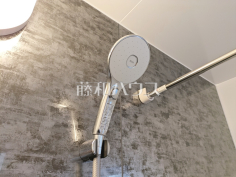 2号棟　スイッチ付シャワーヘッド　【日野市日野本町５丁目】浴室のシャワーは手元で止水ができるスイッチ付シャワーヘッドにより、さらに節水効果がアップします。