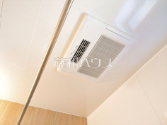 浴室乾燥機(浴室内上部)雨の日の強い味方！浴室換気乾燥機付きユニットバスで洗濯物が乾かせます。 
