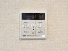 浴室給湯リモコン追焚き機能付きなので、生活時間の違う家族に便利です。 