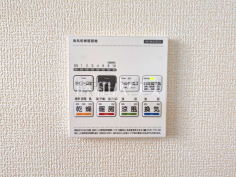 24時間換気システム 24時間換気システムにより、花粉・PM2.5などの微小粒子物質の侵入を防ぎ、快適な室内を保ちます。 
