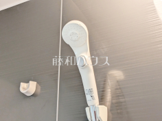 スイッチ付シャワーヘッド　【富士見市上沢３丁目】浴室のシャワーは手元で止水ができるスイッチ付シャワーヘッドにより、さらに節水効果がアップします。