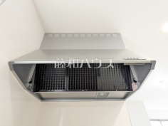 レンジフード　【富士見市上沢３丁目】お手入れのしやすいレンジフードは見た目もスッキリしていて、料理時の油煙やニオイを効率的に外に出せます。