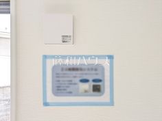  24時間換気システム　【富士見市上沢３丁目】 24時間換気システムにより、花粉・PM2.5などの微小粒子物質の侵入を防ぎ、快適な室内を保ちます。 
